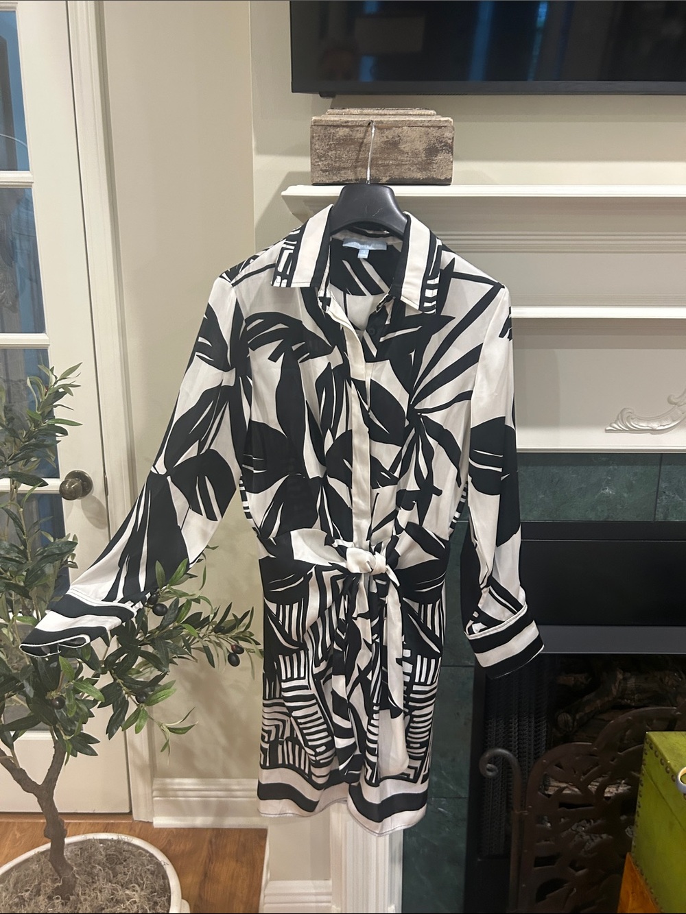 Final - a Melanie - Black & White Tropical Print Button-Front Shirt Dress- NWOT